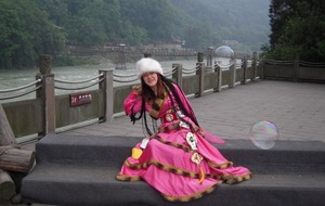 Chinoise Habillée en costume traditionnel de la région